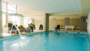An indoor swimming pool with a water fountain, lounge chairs, and a bench. - Fitness, swimming pool, parking, tv, 30-35m², Font Romeu (Font-Romeu-Odeillo-Via)