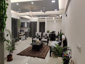 デラックス ダブルルーム バルコニー シティビュー | リビング エリア