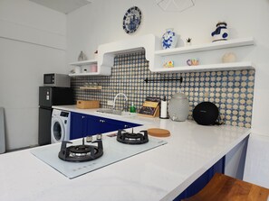 Jääkaappi, mikroaaltouuni, liesi, vedenkeitin