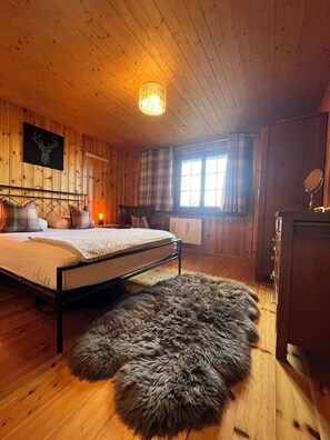 5 bedrooms, iron/ironing board, WiFi