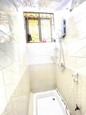 Serviettes fournies, savon, papier toilette