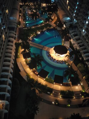 Pool - 5-Minutes Walk to Mall of Asia, One-bedroom with Balcony at Shell Residences (Pasay)