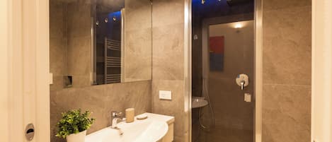 Comfort-huoneisto | Kylpyhuone | Suihku, sadesuihkupää, ilmaiset hygieniatuotteet, hiustenkuivaaja