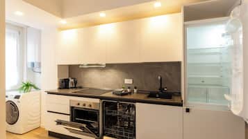 Apartamento Confort | Cocina privada | Frigorífico grande, horno, placa de cocina y lavavajillas