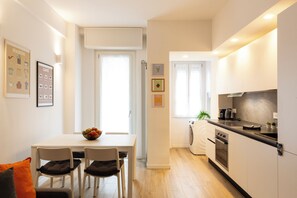 Leilighet – comfort | Oppholdsområde | En 32-tommers smart-TV med digitale kanaler