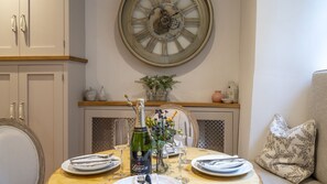 Dining - Antelope Cottage - Northleach, Cotswolds - near pubs (Northleach)
