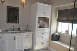 Shower, hair dryer, towels, soap - Spacious 4+ bedrm VT house near Stratton,Bromley, Wild Wings or Viking Resorts. (Manchester)