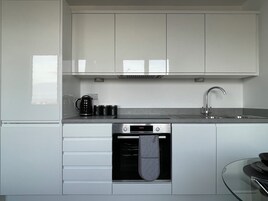 Apartamento estándar | Cocina privada | Frigorífico, horno, hervidor eléctrico y utensilios de cocina