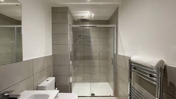 Standaard appartement | Badkamer | Een douche, gratis toiletartikelen, een haardroger, handdoeken