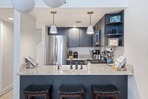 Fridge, microwave, stovetop, dishwasher - Apres Chalet: Winterplace Ski-in/Out pool+hot tubs (Ludlow)