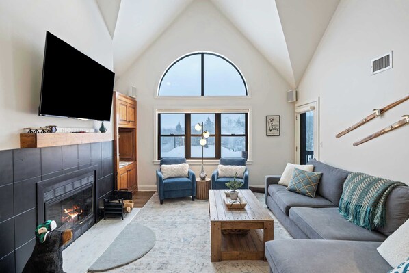 TV, fireplace - Apres Chalet: Winterplace Ski-in/Out pool+hot tubs (Ludlow)