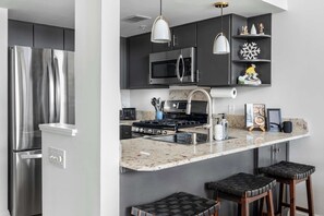 Réfrigérateur, four à micro-ondes, surface de cuisson, lave-vaisselle