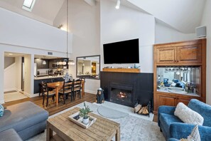 TV, fireplace - Apres Chalet: Winterplace Ski-in/Out pool+hot tubs (Ludlow)