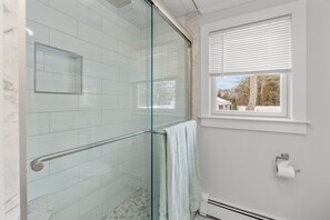 Dusche, Haartrockner, Handtücher, Shampoo
