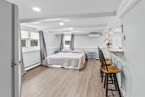 5 chambres, bureau, fer et planche à repasser, lit de bébé portatif