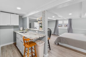 5 bedrooms, desk, iron/ironing board, WiFi