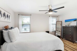 Skrivebord, strykejern/-brett, reiseseng for barn og wi-fi