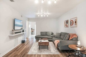 Télévision, jeux vidéo, espaces bureaux