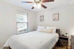 Bureau, fer et planche à repasser, lit parapluie, Wi-Fi