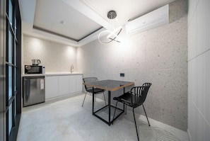 Familien-Dreibettzimmer, Stadtblick | 1 Schlafzimmer, Schreibtisch, laptopgeeigneter Arbeitsplatz