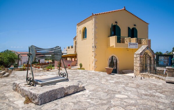 Apartment, Smoking | 9 bedrooms