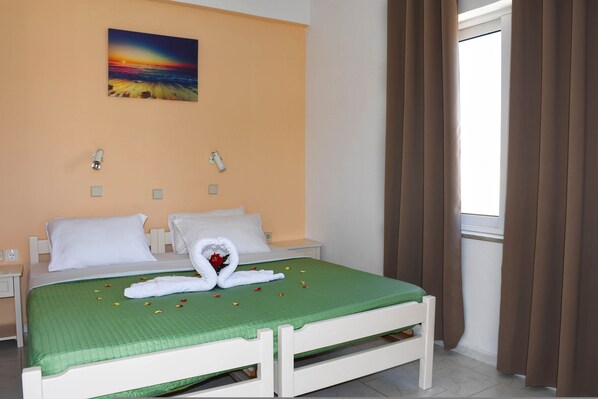 4 bedrooms, desk - Litinas Apartments With Pool (Chania)