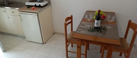 Apartment, Smoking | 4 bedrooms, desk