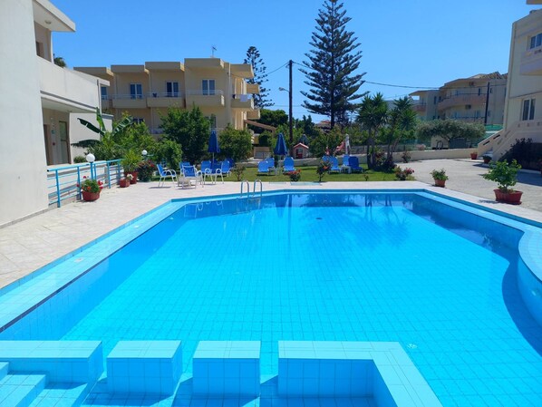 Apartment, Smoking | 4 bedrooms, desk