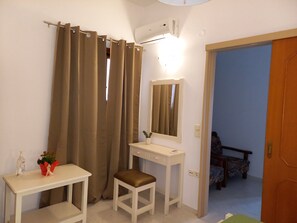 Apartment, Smoking | 4 bedrooms, desk