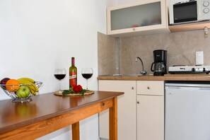 Apartment, Smoking | 4 bedrooms, desk