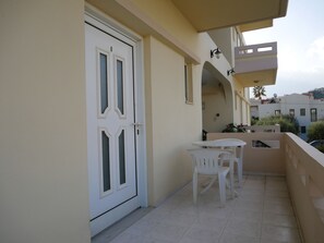 Apartment, Smoking | 4 bedrooms, desk