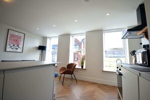 Fridge, microwave, oven, stovetop - CITYeSCAPE - 2BR apt 2, ensuite, Sofa Bed, NQ (Greater Manchester)