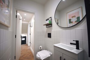 Shower, hair dryer - CITYeSCAPE - 2BR apt 2, ensuite, Sofa Bed, NQ (Greater Manchester)