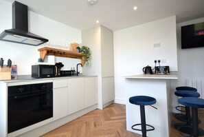 Fridge, microwave, oven, stovetop - CITYeSCAPE - 2BR apt 2, ensuite, Sofa Bed, NQ (Greater Manchester)