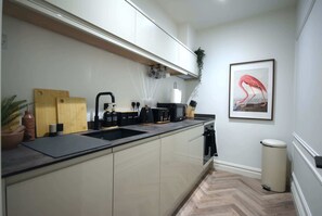 Réfrigérateur, four à micro-ondes, un four, surface de cuisson