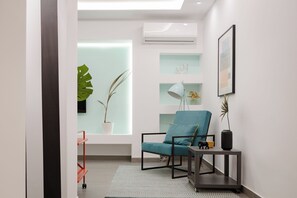 Appartement | Salle de séjour | Téléviseur connecté de 45 po avec télévision par satellite, Netflix