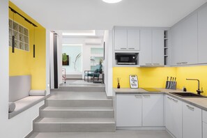 Appartement | Cuisine privée | Réfrigérateur grande capacité avec congélateur, four à micro-ondes