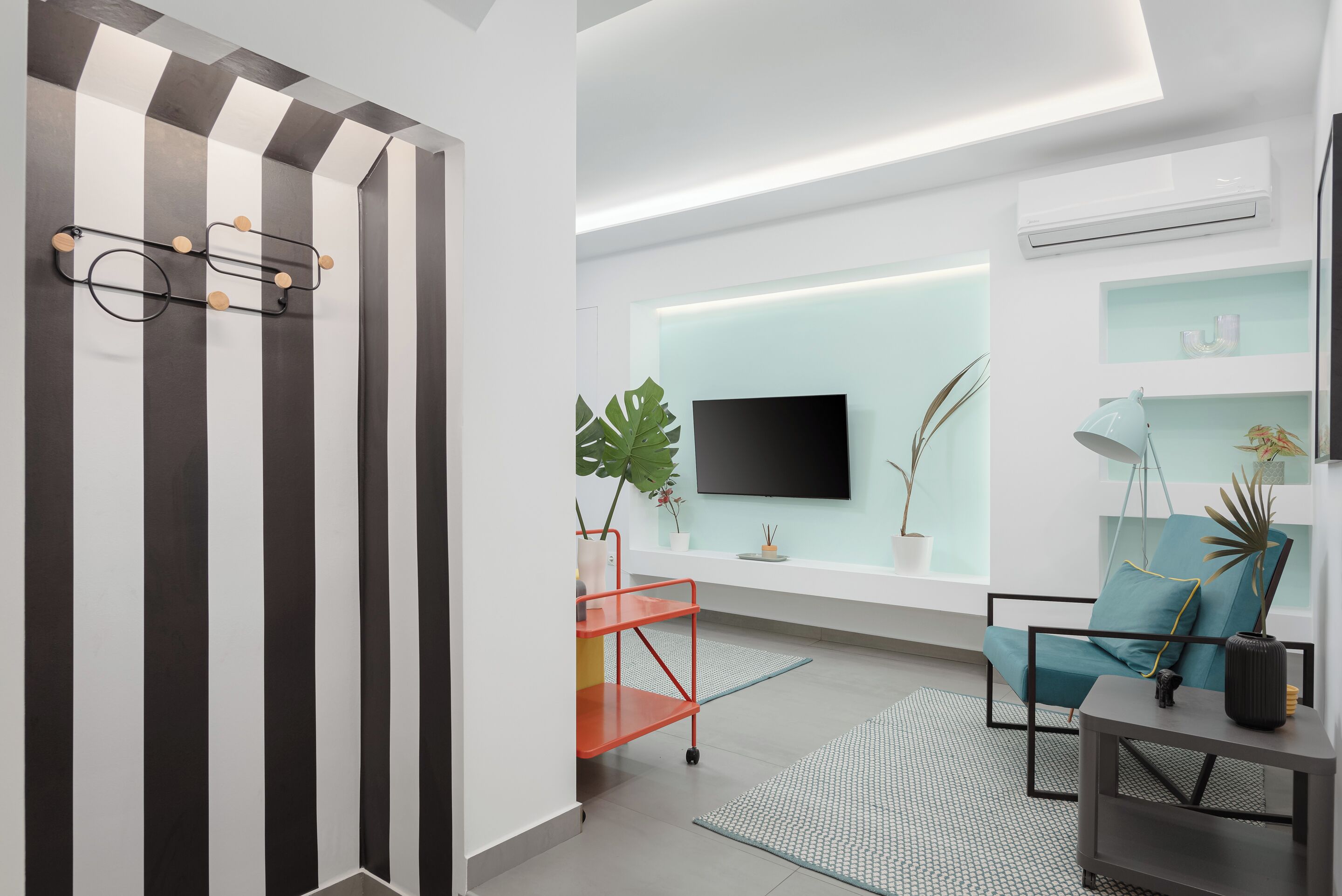 Apartment | Living room | 45-inch Smart TV with satellite channels, Netflix, streaming services