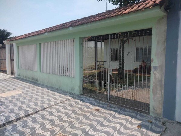 Property grounds - Cozy house in Solemar, 400 meters from the beach, pet friendly. (Solemar Praia Grande)