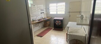 Casa aconchegante em Solemar, 400 metros da praia, aceita animais de estimação.