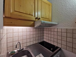 Fridge, microwave, oven, coffee/tea maker