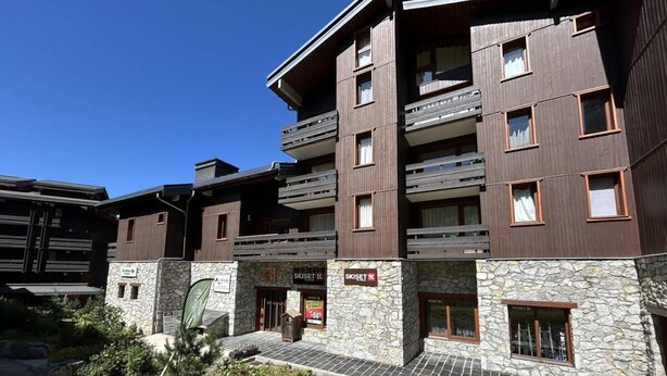 A multi-story hotel with a stone facade and balconies. - 70m from ski slopes, 3rd floor, view ski slopes, balcony, tv, 27m², Méribel-Mottaret (Méribel - Les Allues)