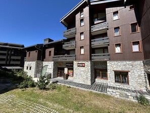 Un hotel de varios pisos con fachada de piedra y balcones.