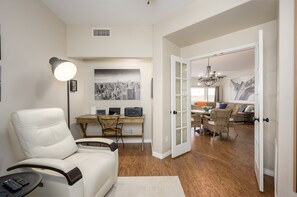 Condo, 2 quartos | Área de estar | Smart TV