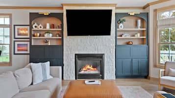 Smart TV, fireplace