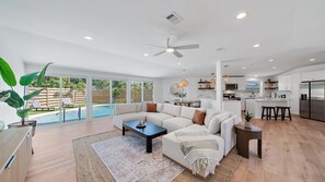 Living area - Coastal Cottage 2 Bedroom Home (Sarasota)