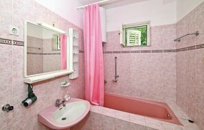 Apartment (Two Bedroom Apartment 1) | Bathroom | Bathtub, towels