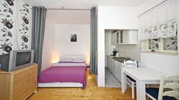 Studio (Studio Apartment) | 6 bedrooms, cribs/infant beds, free WiFi
