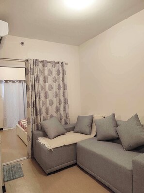 Smart TV, books - Serene & Luxurious 1BR Torre De Manila – Stunning Luneta Park & Intramuros Views (Manila)