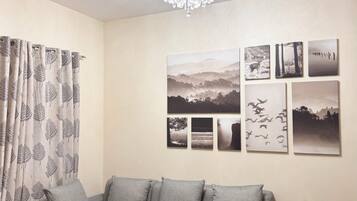 Een smart-tv en boeken